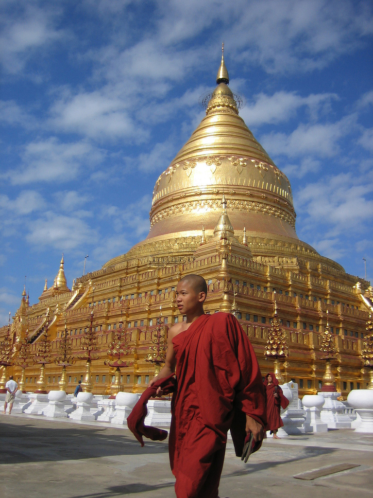 http://beautifulplacestovisit.com/wp-content/uploads/2009/11/Shwezigon-Paya-Bagan-Myanmar-tall.jpg
